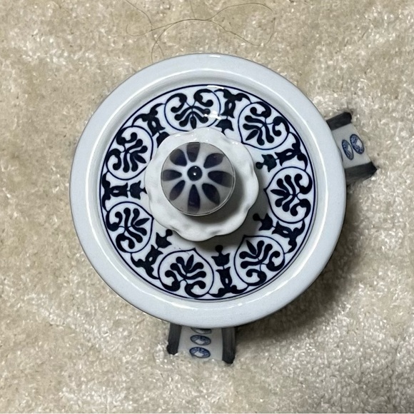 Bombay Co -Porcelain 3 Footed Temple Jar or Canister collectibles /Blue & White - Picture 4 of 5